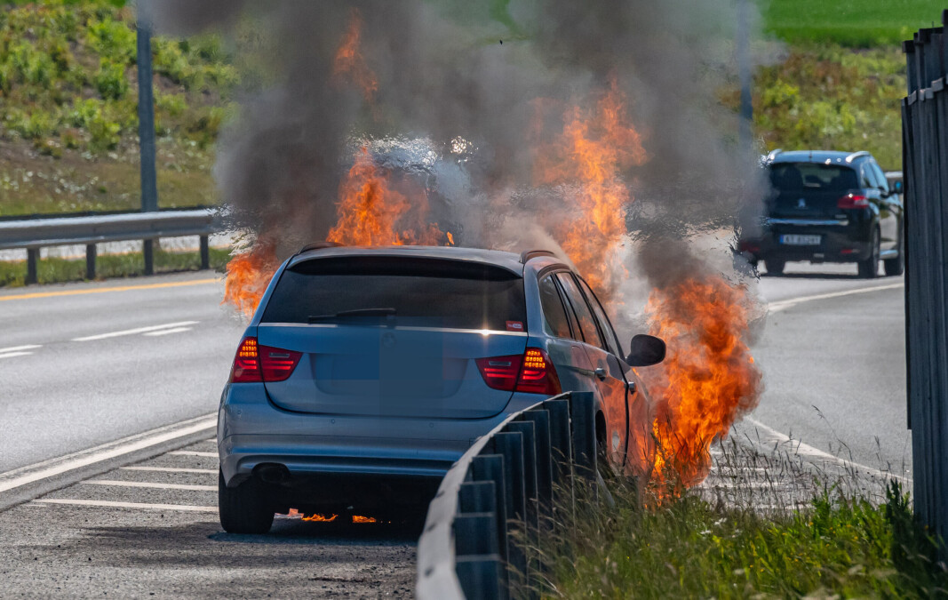 FULL FYR PÅ MOTORVEIEN: Her har de ombord fått stoppet bilen og kommet seg ut i siste liten. FULL FYR PÅ MOTORVEIEN: Her har de ombord fått stoppet bilen og kommet seg ut i siste liten.
