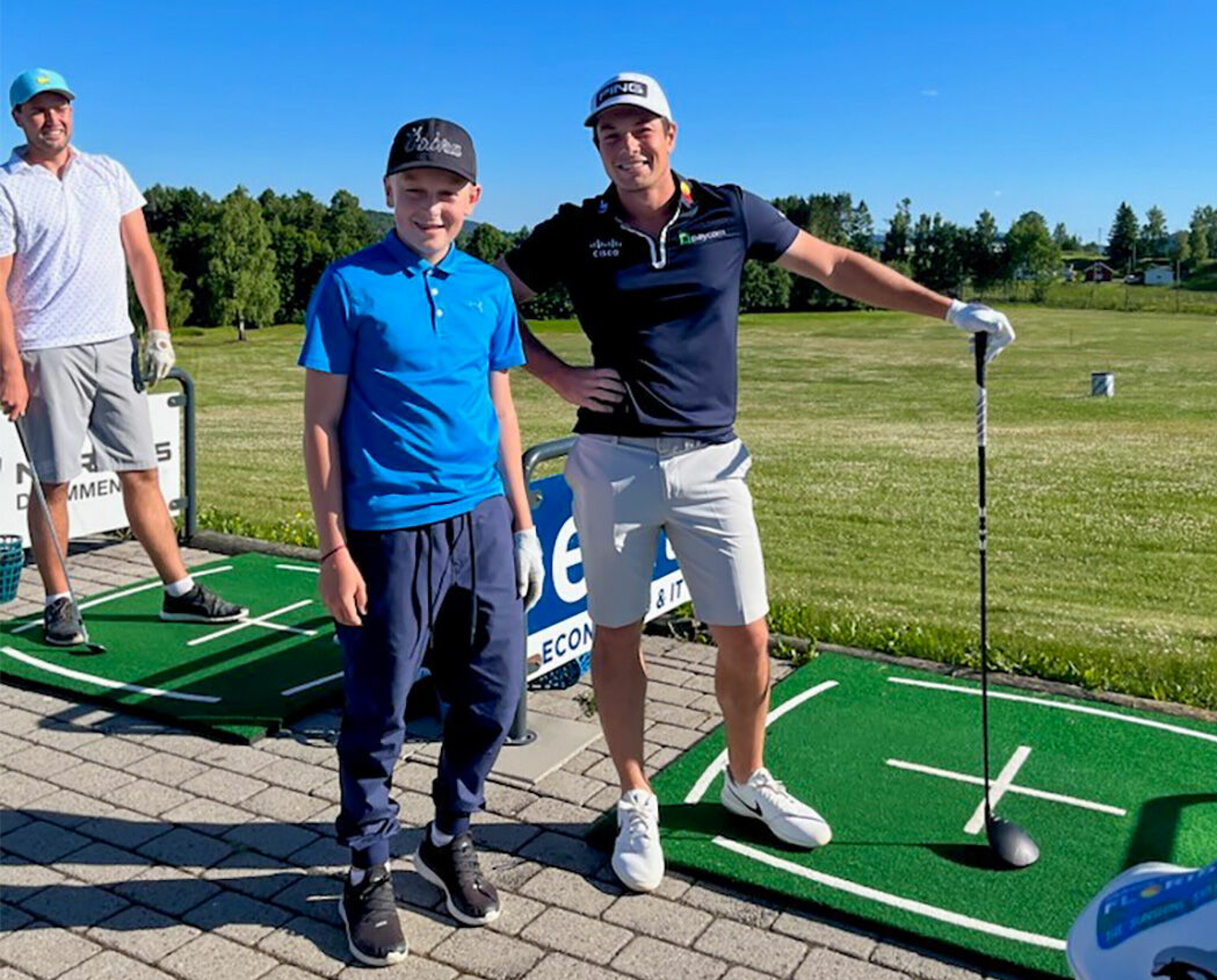 STARSTRUCK SUPERFAN: Jonas Olstad (13) var en av de heldige som fikk møte golfstjerna Viktor Hovland, og ble så forfjamset over at det store forbildet plutselig dukket opp at han helt glemte å be om autografen - men selfie, det fikk han.