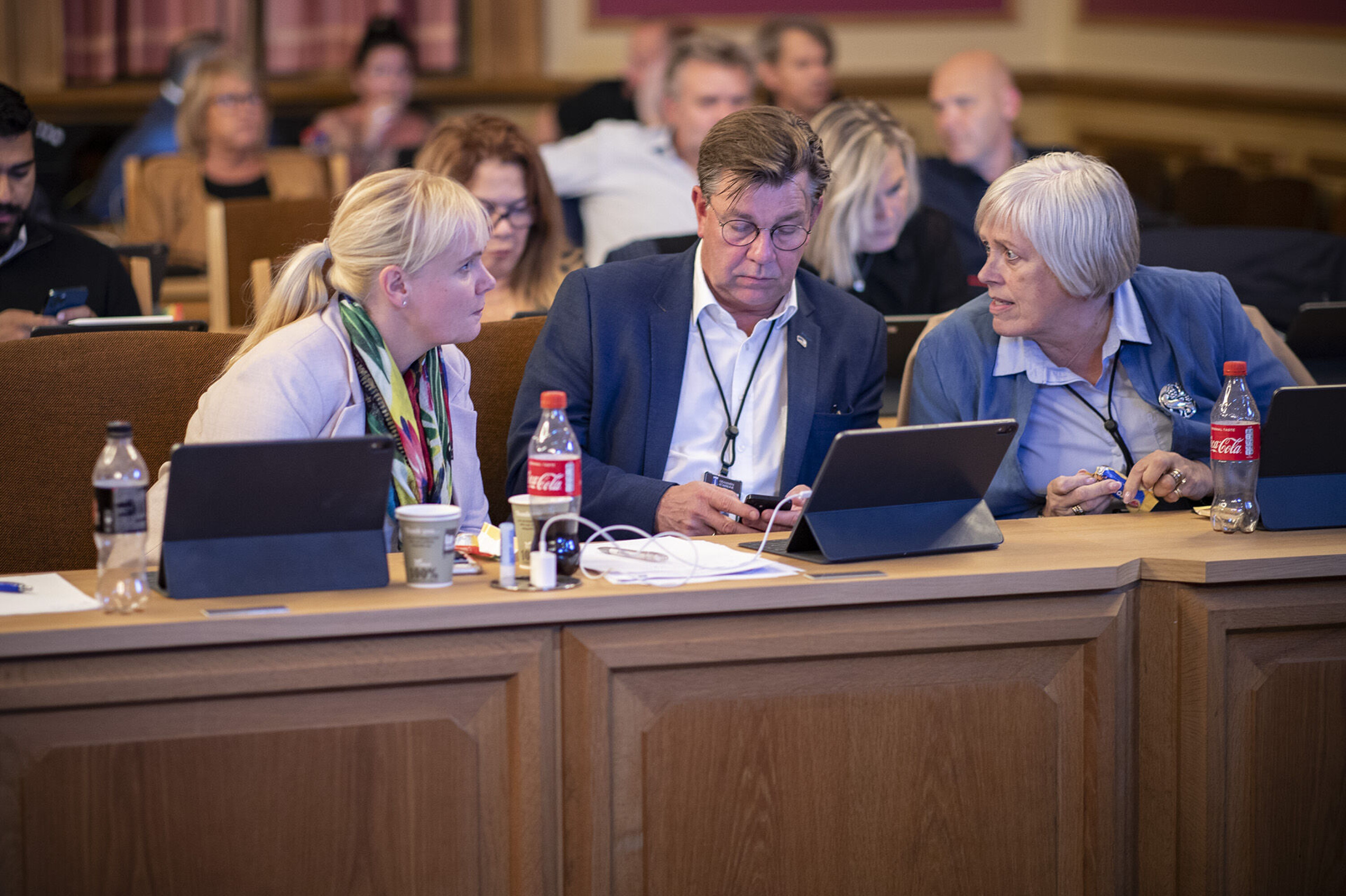 DELT: Høyres Fredrik Haaning (i midten) og Tor Tveter gikk imot fusjon, mens resten av kommunestyregruppa, herunder gruppeleder Kristin Surlien (t.v.) og Elly Thoresen (t.h.) stemte for.