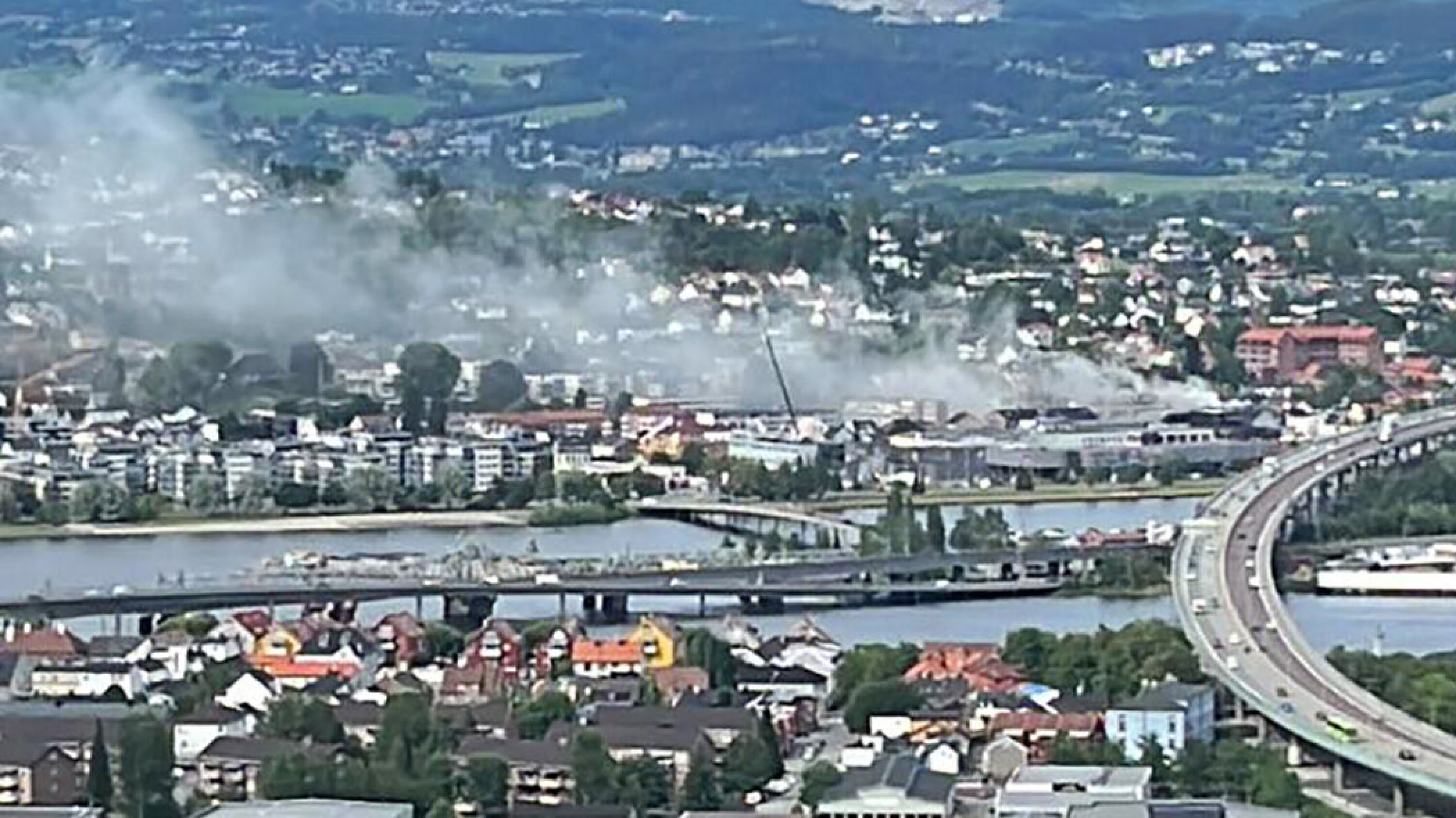 SYNLIG FRA LANG AVSTAND: Røyken går mot sentrum, her sett fra Drafnkollen.