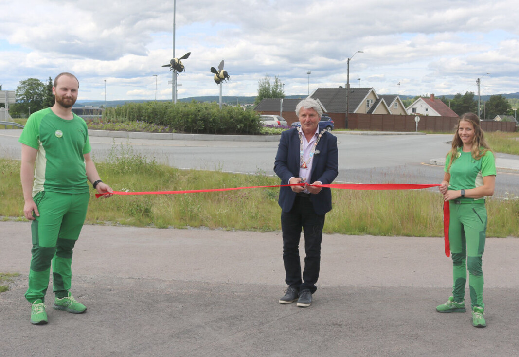 Ordfører Knut Kvale fikk æren av å klippe snora for den nye rundkjøringen med kunst i, flankert av butikksjef Lill-Cathrin Karlsen og Morten Bakken. Ordfører Knut Kvale fikk æren av å klippe snora for den nye rundkjøringen med kunst i, flankert av butikksjef Lill-Cathrin Karlsen og Morten Bakken.