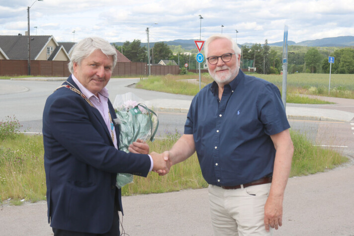 <span class=" italic" data-lab-italic_desktop="italic">Tor Kirkeng og Knut Kvale utvekslet blomster og var helt på bølgelengde om humler og andre pollinerende innsekters betydning for vår matproduksjon.</span> <span class=" italic" data-lab-italic_desktop="italic">Tor Kirkeng og Knut Kvale utvekslet blomster og var helt på bølgelengde om humler og andre pollinerende innsekters betydning for vår matproduksjon.</span>