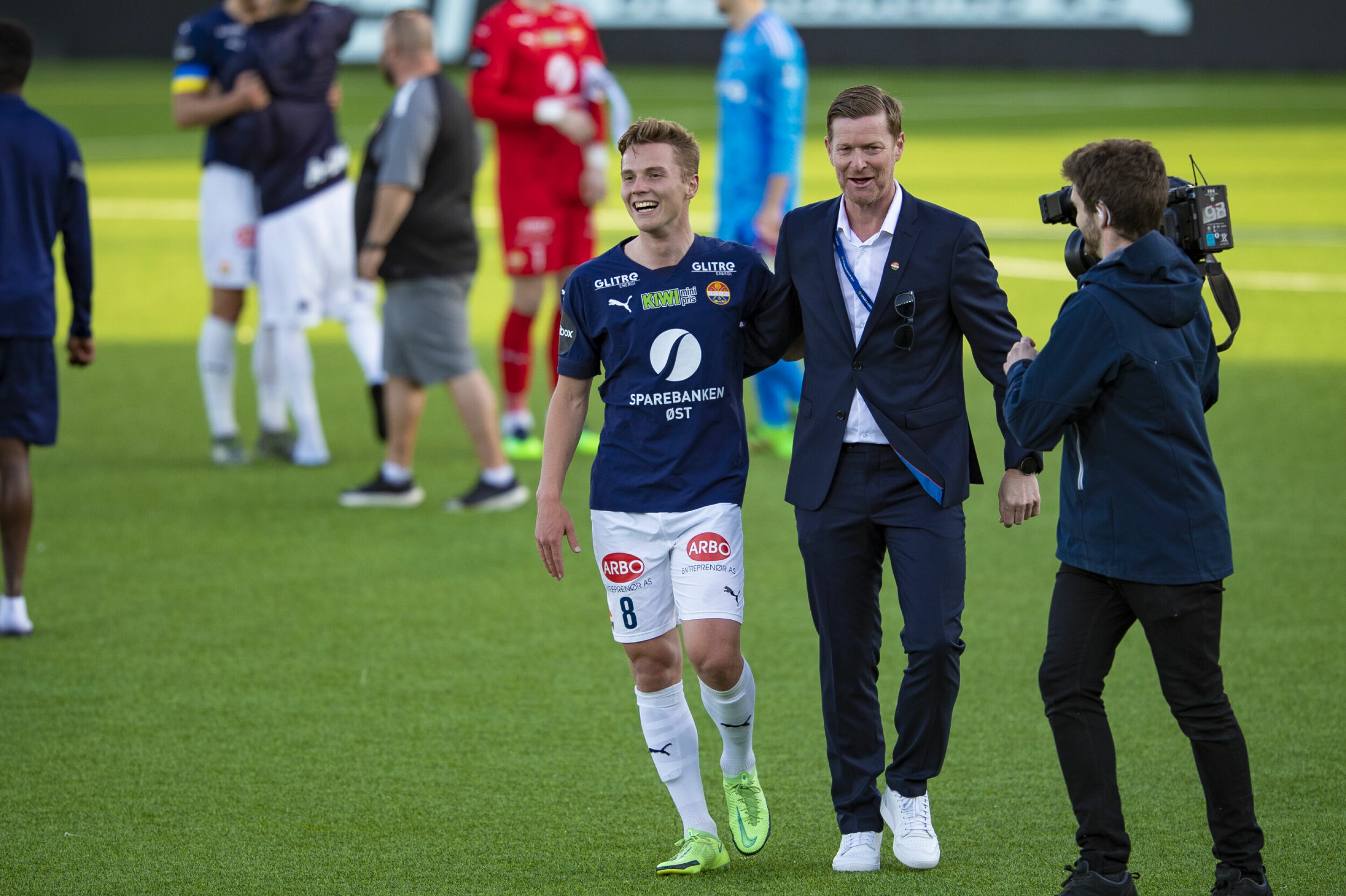 TETT PÅ SPILLERNE: Her gratulerer Magne Jordan Nilsen Johan Hove etter seieren mot Rosenborg på Marienlyst i mai.