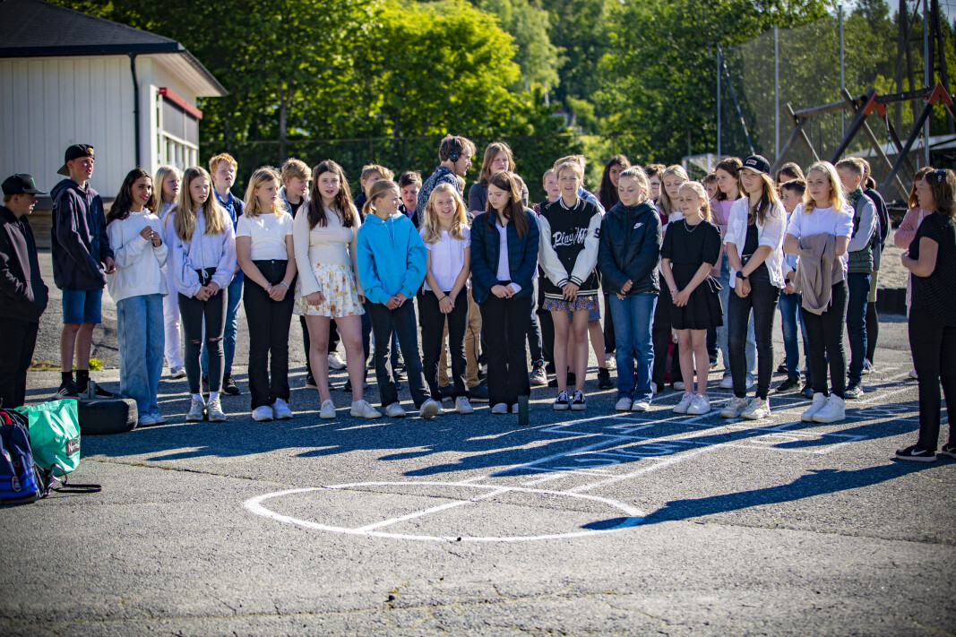 <span class=" italic" data-lab-italic_desktop="italic"><span class=" font-weight-bold" data-lab-font_weight_desktop="font-weight-bold">SANGGLADE ELEVER: </span>6. og 7. trinn på Vestbygda skole.</span> <span class=" italic" data-lab-italic_desktop="italic"><span class=" font-weight-bold" data-lab-font_weight_desktop="font-weight-bold">SANGGLADE ELEVER: </span>6. og 7. trinn på Vestbygda skole.</span>