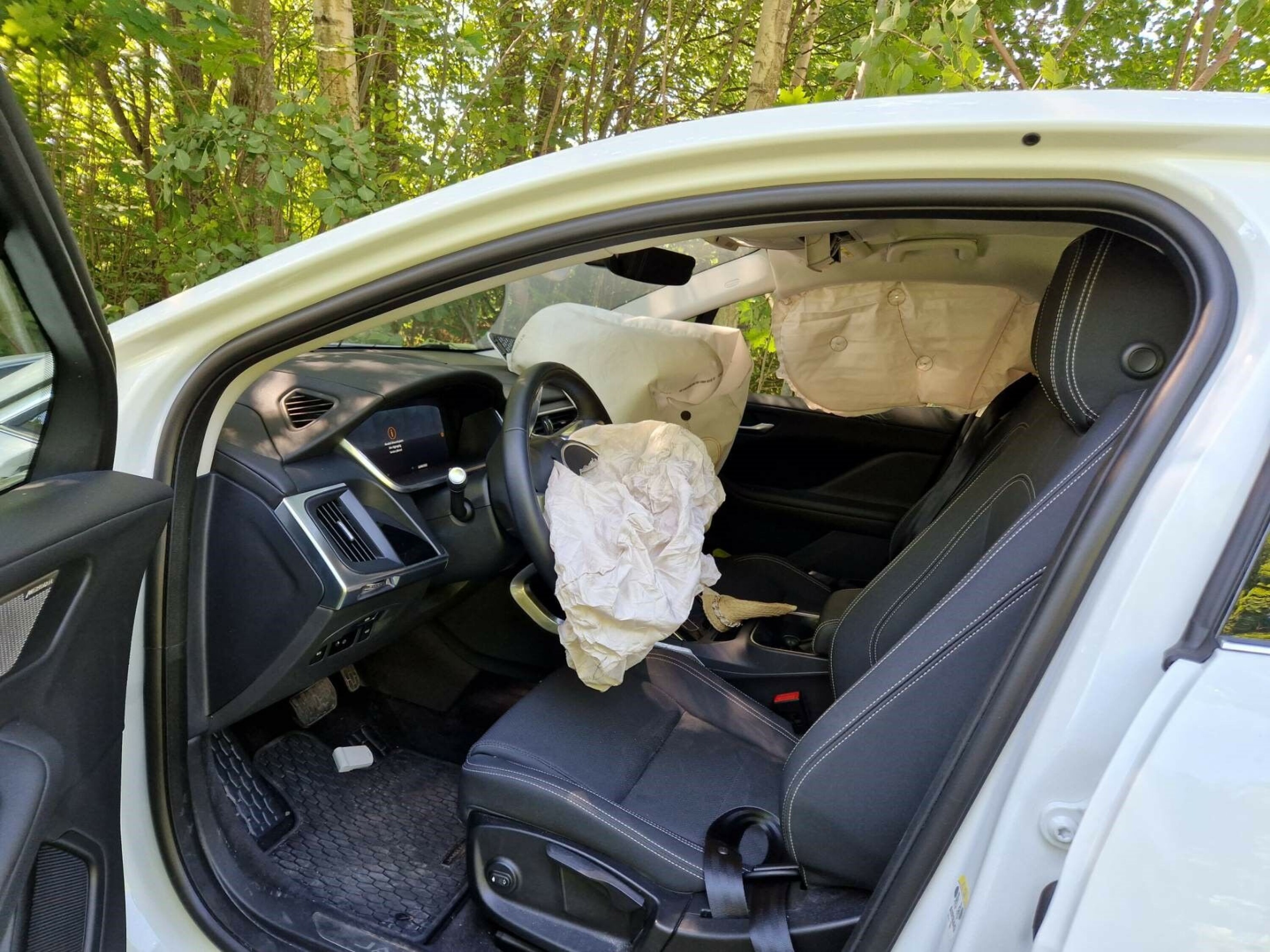 AIRBAG UTLØST: Det ble sammenstøt nok til at bilens kollisjonsputer løste ut.