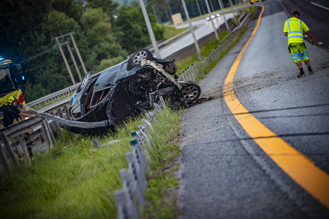 TOTALVRAK: Det var bare skrapmetall igjen av det som engang var en BMW 5-serie stasjonsvogn. Lange bremsespor vitner om høy fart. TOTALVRAK: Det var bare skrapmetall igjen av det som engang var en BMW 5-serie stasjonsvogn. Lange bremsespor vitner om høy fart.