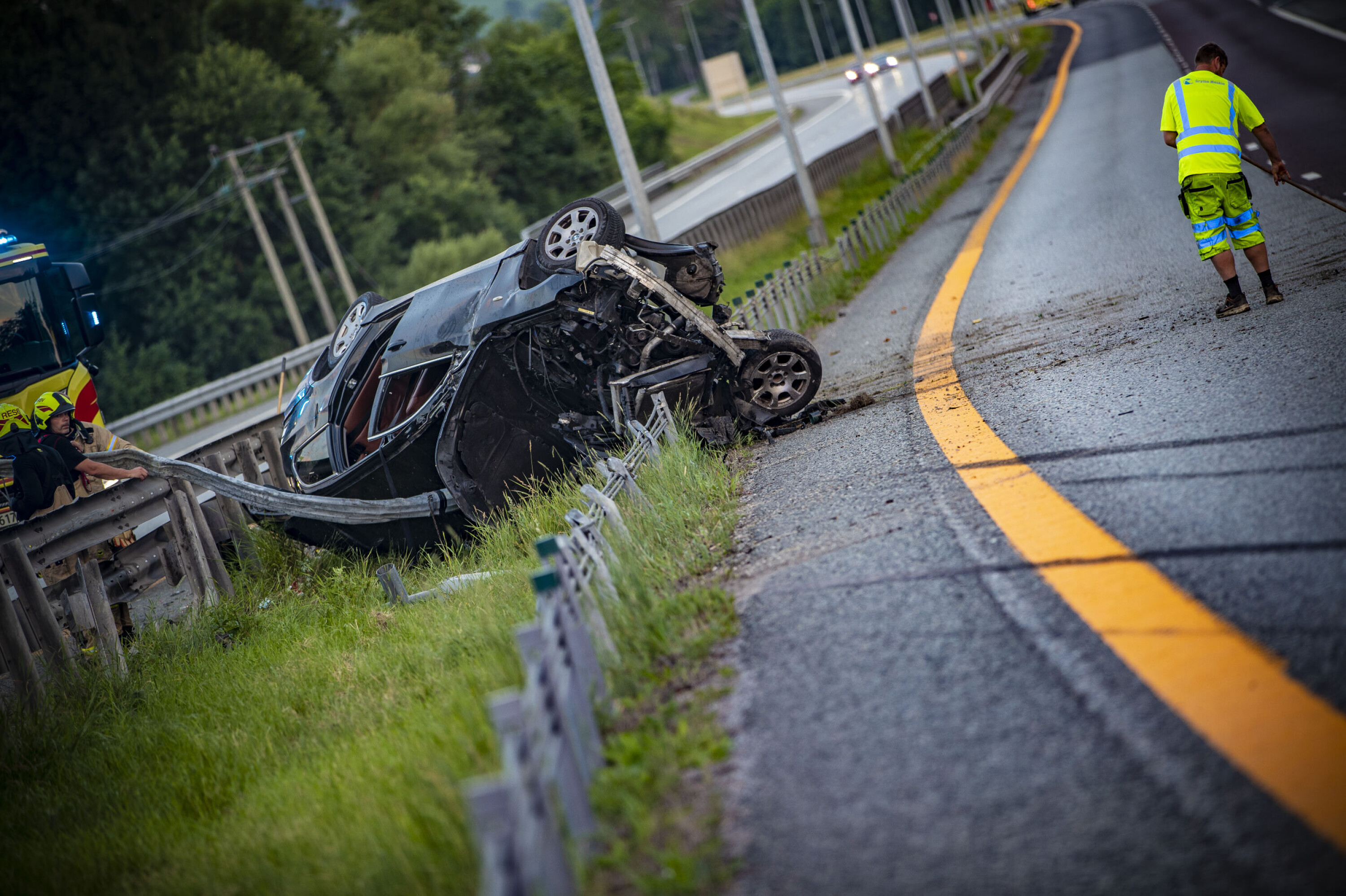 TOTALVRAK: Det var bare skrapmetall igjen av det som engang var en BMW 5-serie stasjonsvogn. Lange bremsespor vitner om høy fart.