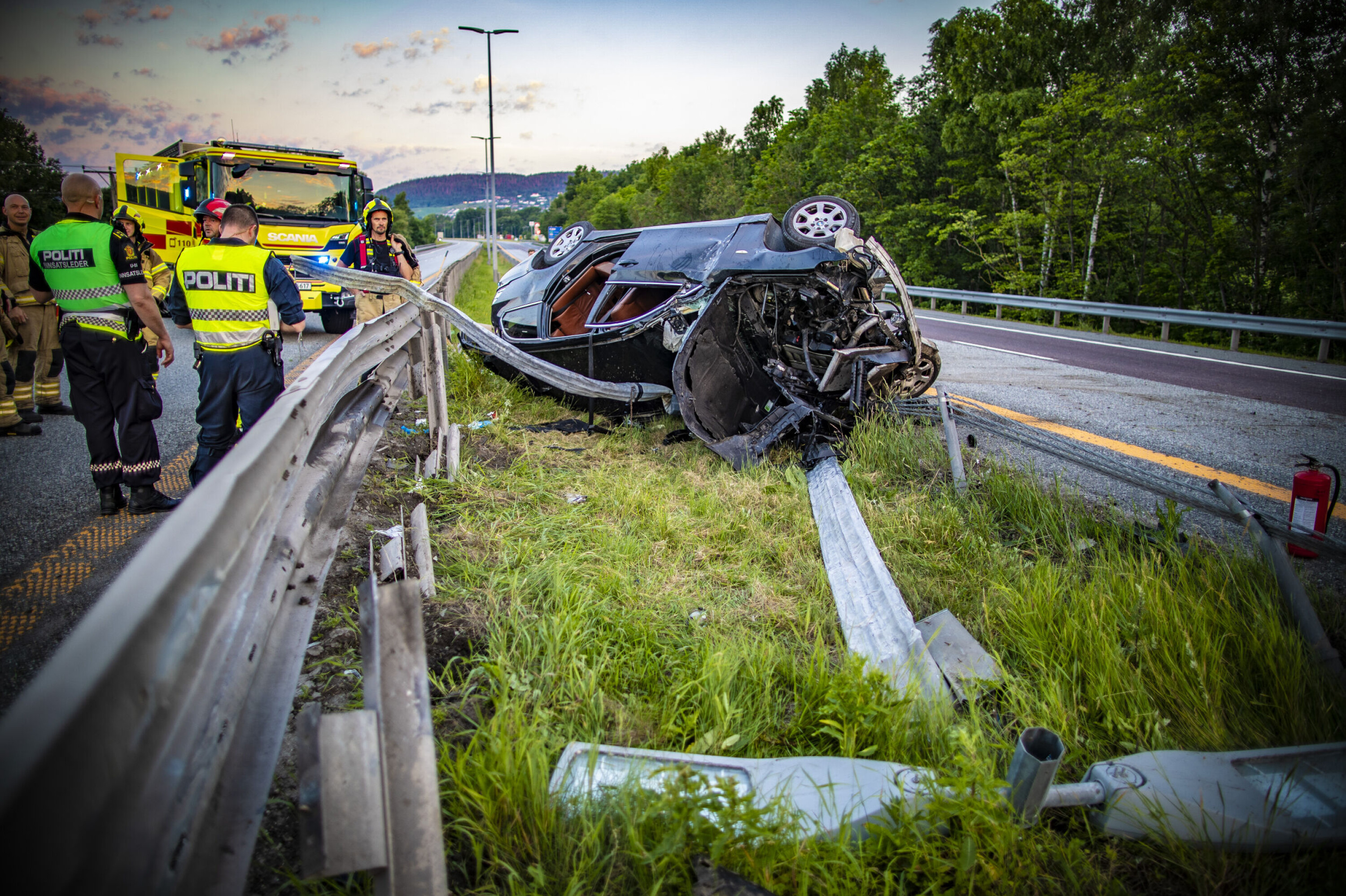 Totalvrak etter fylle-krasj på E18 - passasjer fastklemt