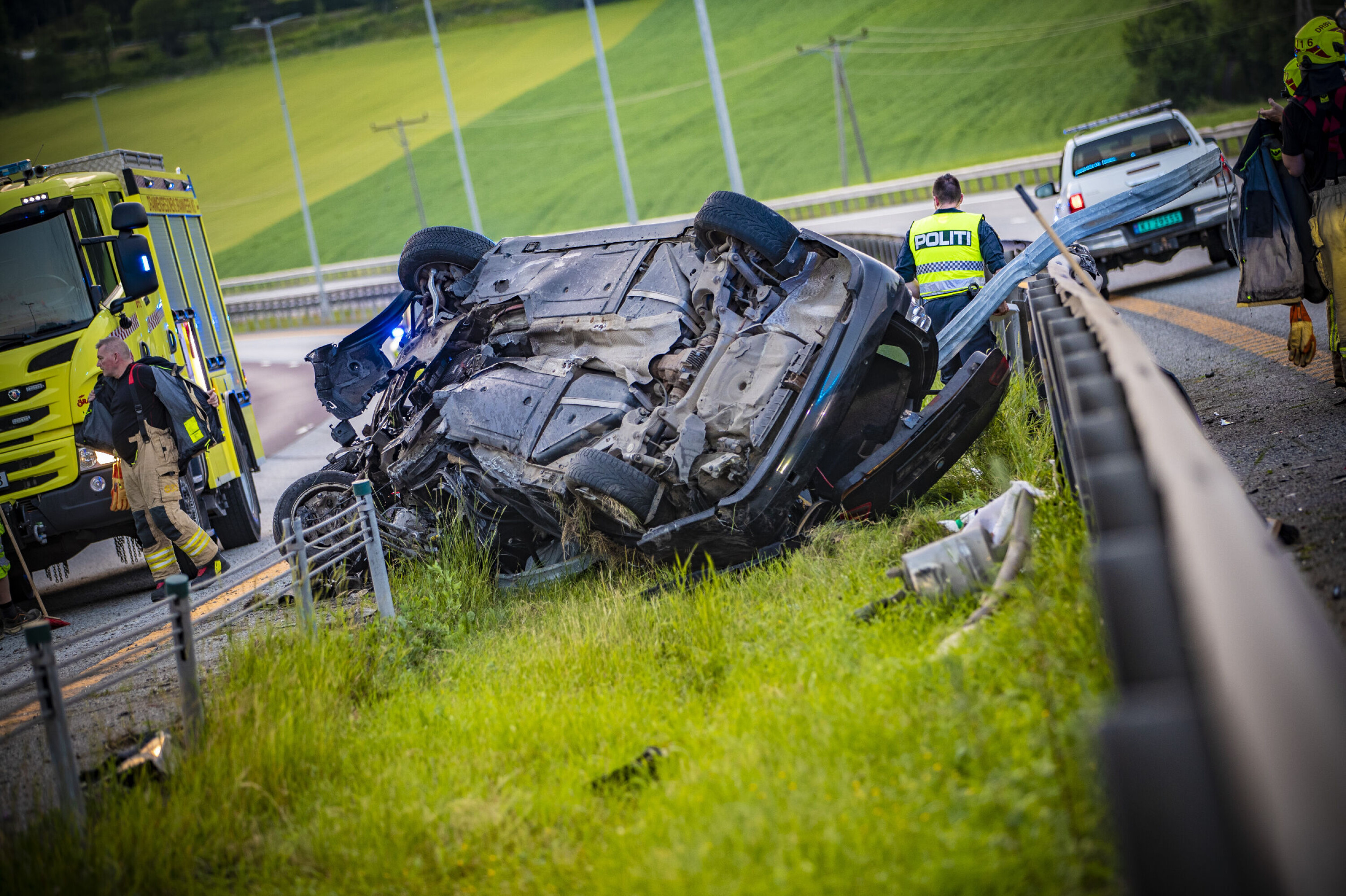 VOLDSOM KRASJ: Vrakrester og inventar og bagasje fra bilen lå strødd over et stort område.