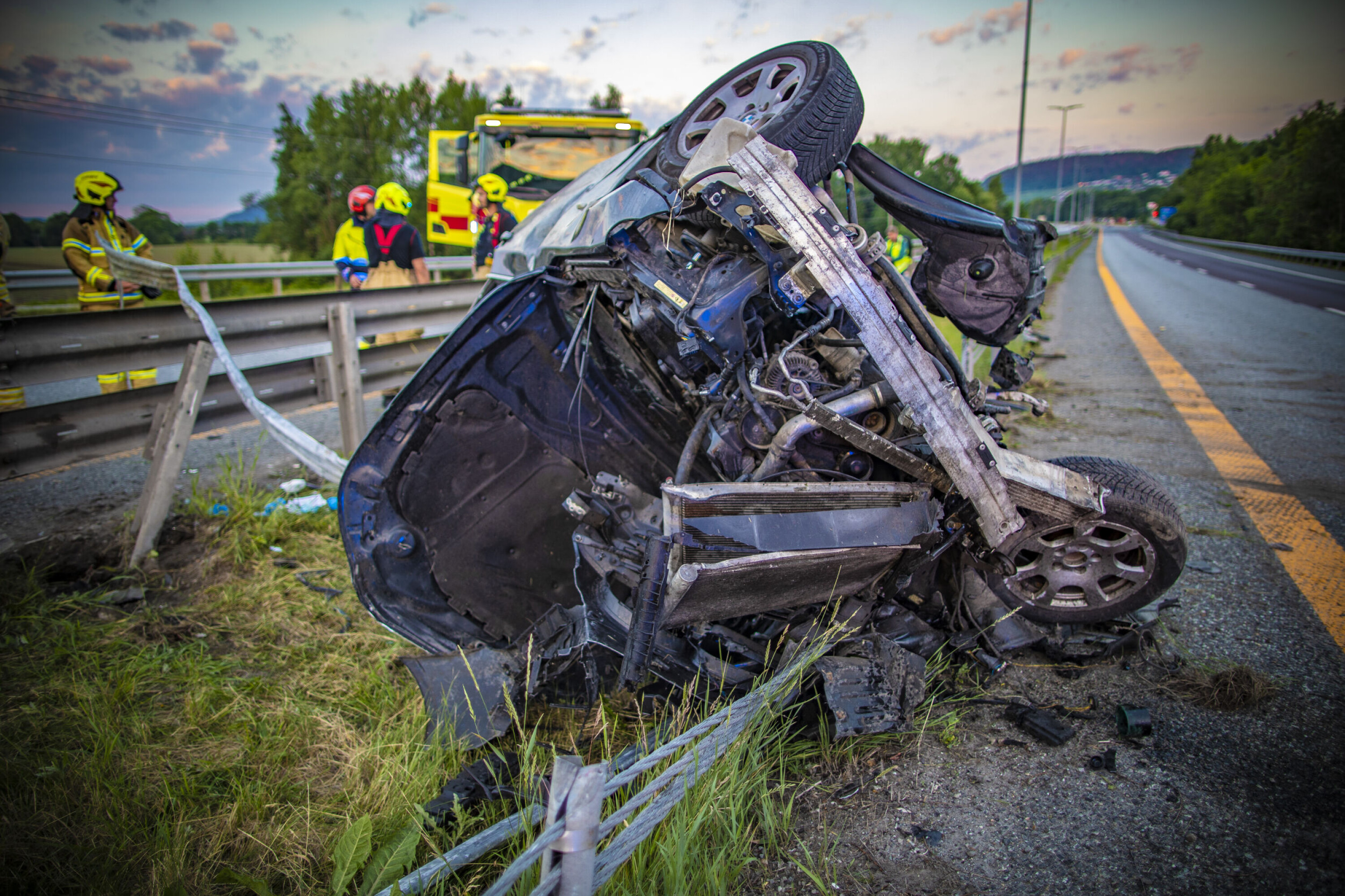 Totalvrak etter fylle-krasj på E18 - passasjer fastklemt