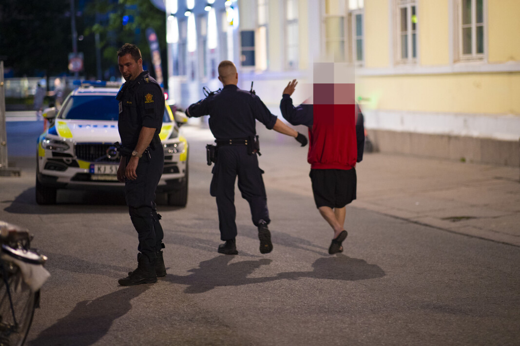 INNBRAGT: Her blir mannen fraktet arresten av politiet, som ser på gjenstandene som ble kastet ned på Tollbugata. INNBRAGT: Her blir mannen fraktet arresten av politiet, som ser på gjenstandene som ble kastet ned på Tollbugata.