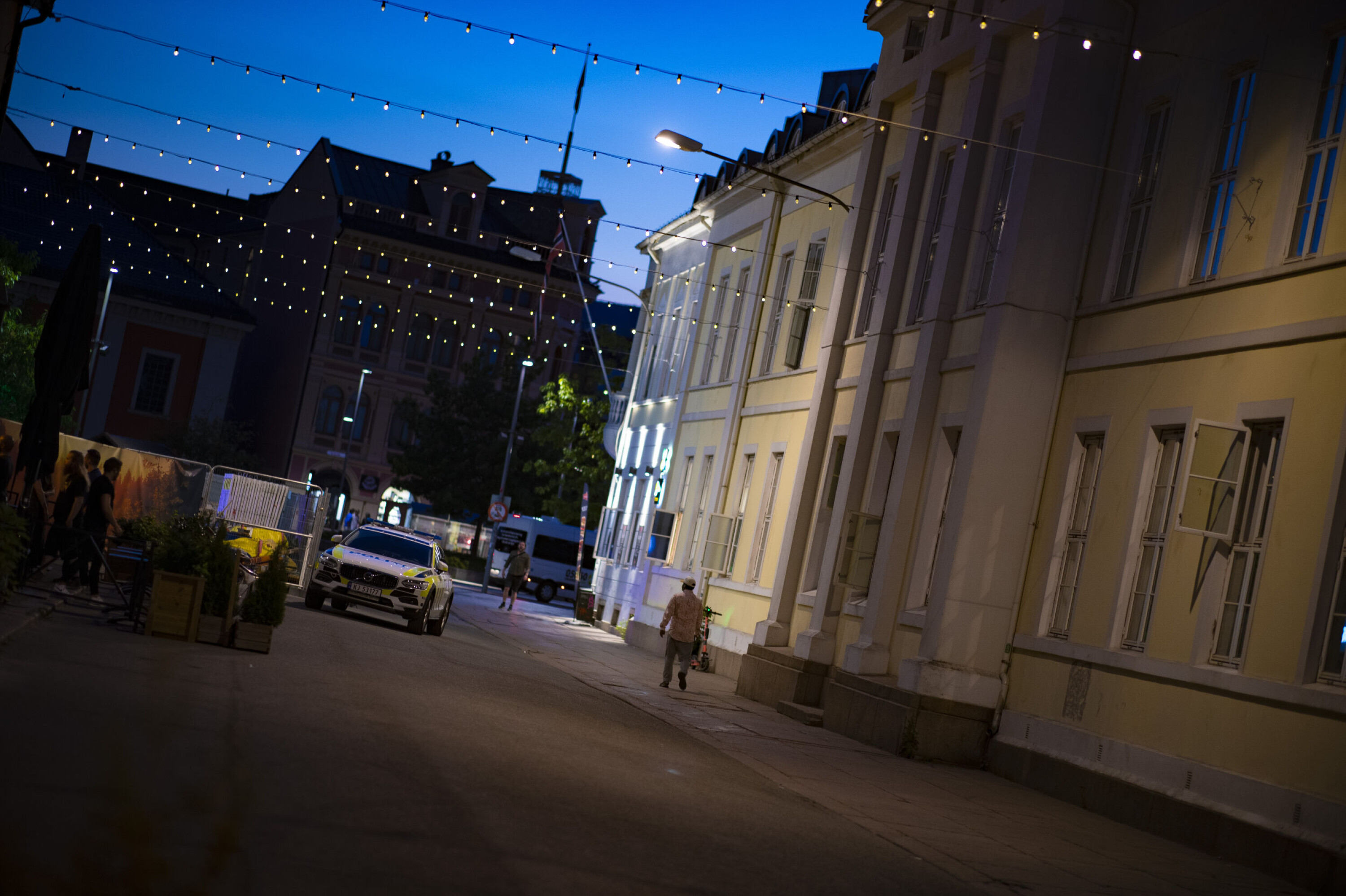Kastet møbler fra 3. etasje mot forbipasserende på gata