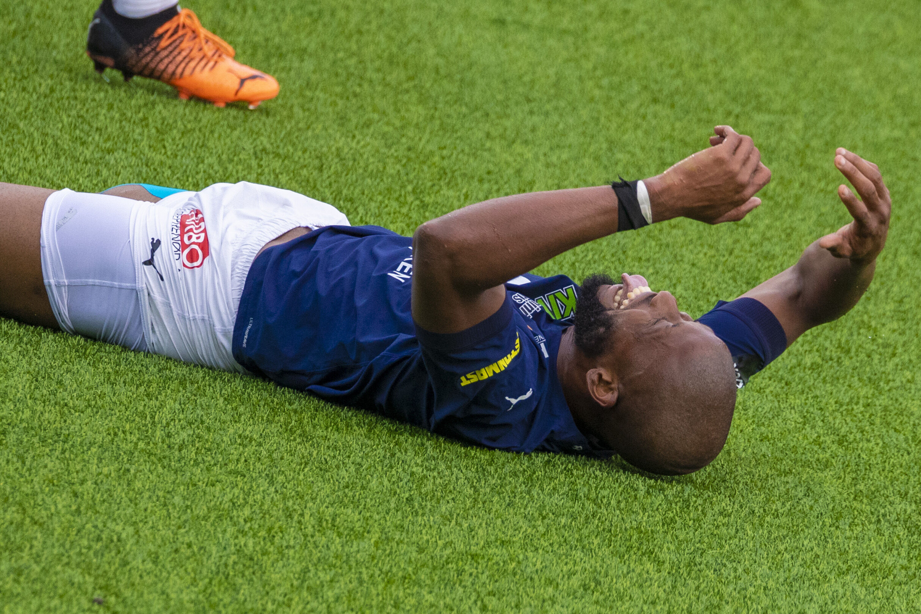 NESTEN 4-0: Innbytter Fred Friday klinte til med en suser rett i tverrliggeren fra spiss vinkel - uhyre nære 4-0 og total ydmykelse av LSK på Marienlyst.
