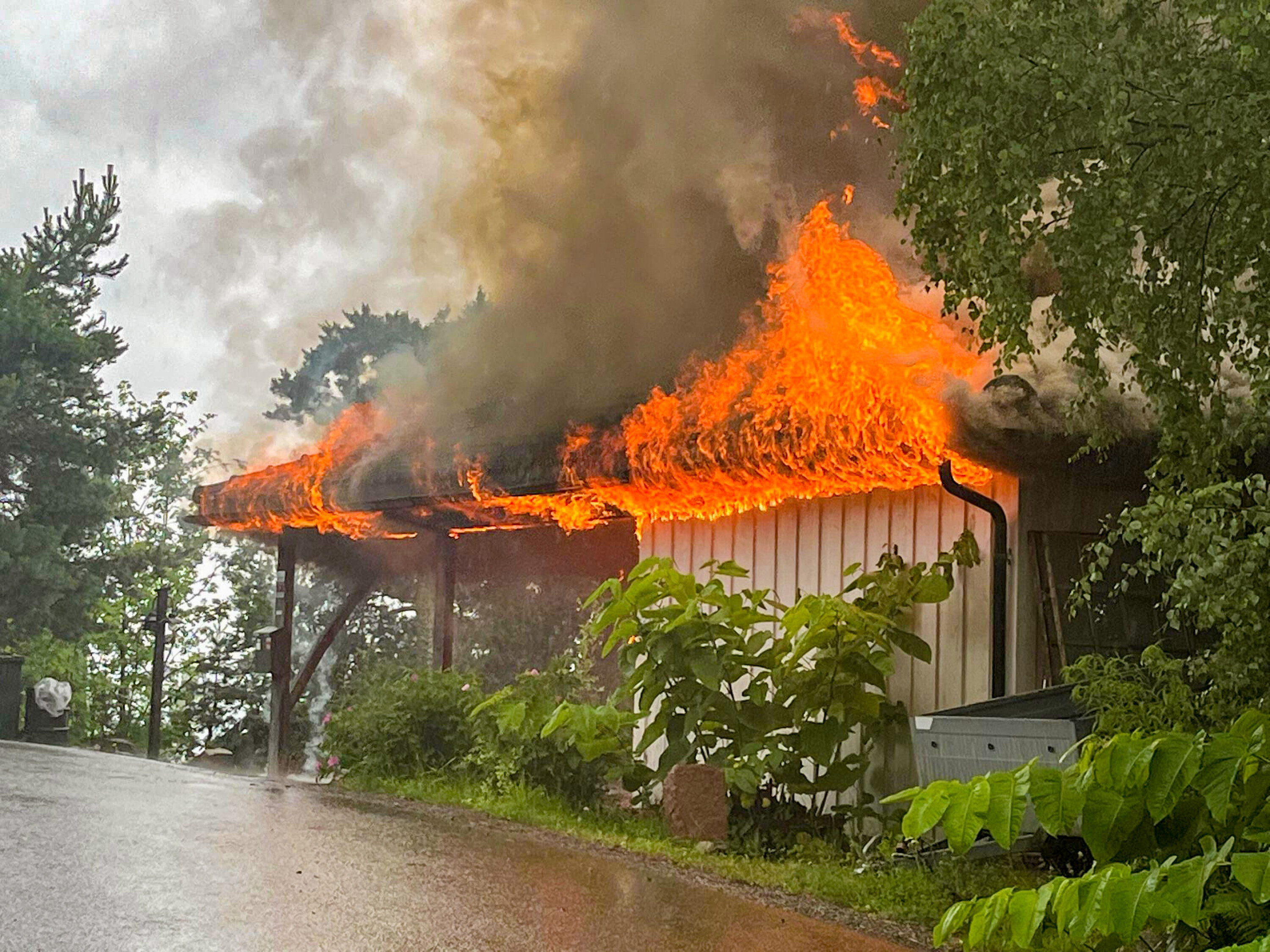 OVERTENT: Dramatiske scener i Åsveien i Reistadlia mandag formiddag.