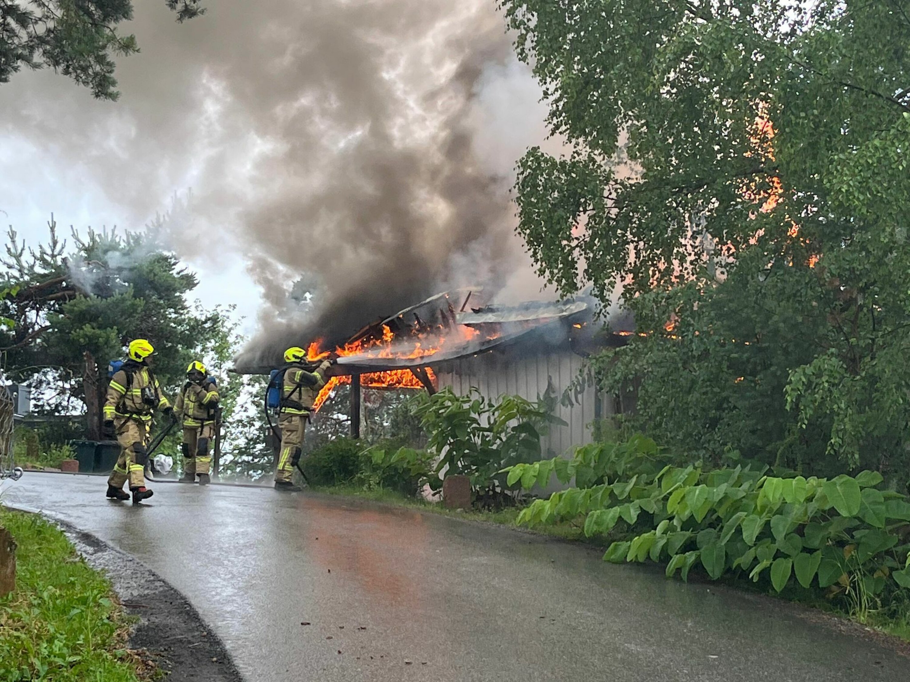 Full fyr i garasje - vitner forteller om lynnedslag