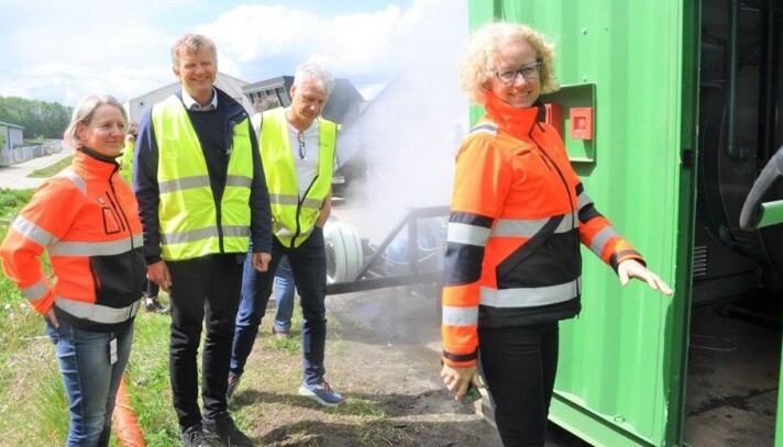 <span class=" italic" data-lab-italic_desktop="italic">F.v. delprosjektleder i Statens vegvesen, Vibeke Malvik, daglig leder i Soil Steam Oddbjørn Bergem, forskningsleder ved Lindum Thomas Hartnik og fagressurs ytre miljø ved Oslofjordprosjektet Benedikte Oliver, kikker med interesse på "jord-vaskemaskinen" i full drift.</span> <span class=" italic" data-lab-italic_desktop="italic">F.v. delprosjektleder i Statens vegvesen, Vibeke Malvik, daglig leder i Soil Steam Oddbjørn Bergem, forskningsleder ved Lindum Thomas Hartnik og fagressurs ytre miljø ved Oslofjordprosjektet Benedikte Oliver, kikker med interesse på "jord-vaskemaskinen" i full drift.</span>