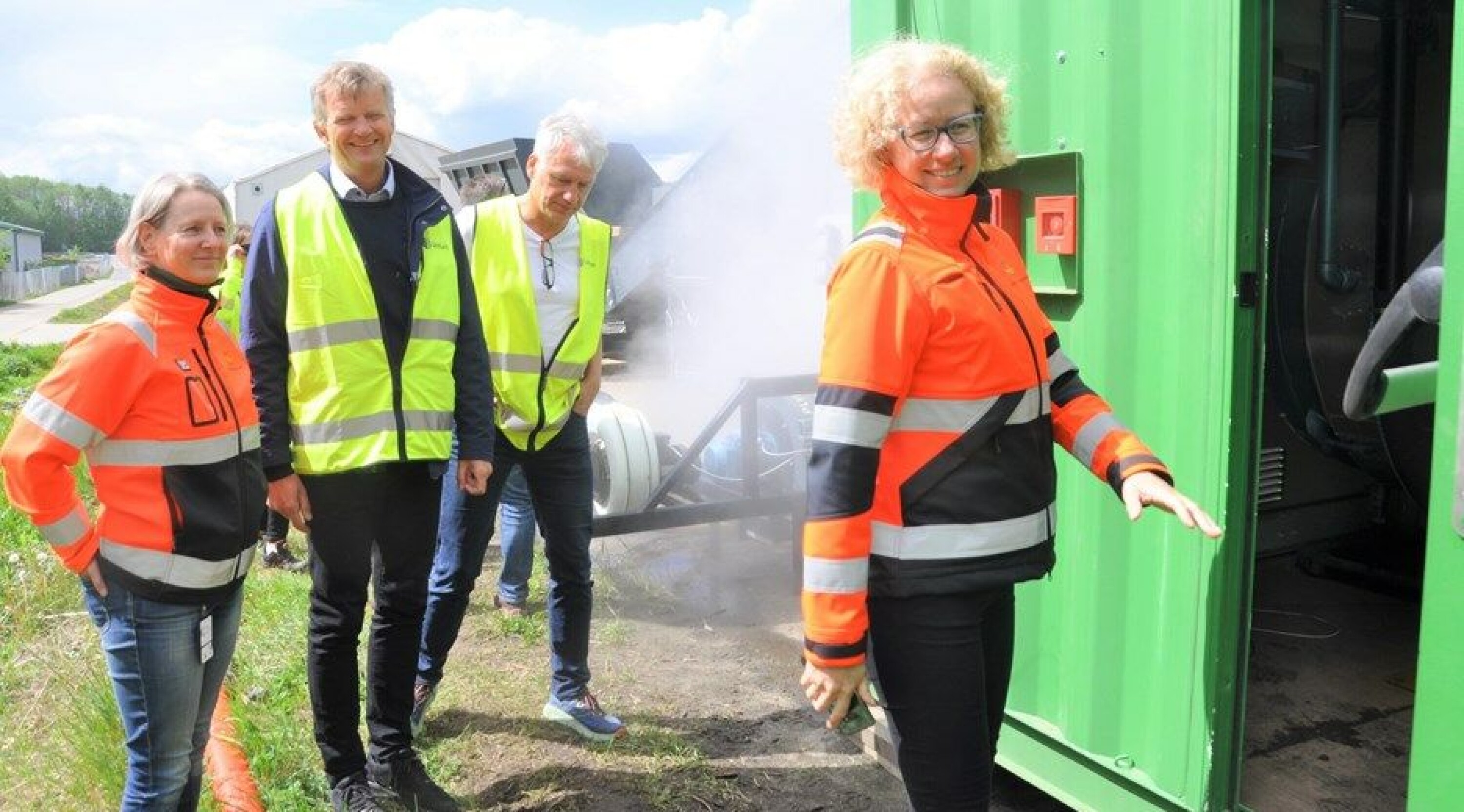 F.v. delprosjektleder i Statens vegvesen, Vibeke Malvik, daglig leder i Soil Steam Oddbjørn Bergem, forskningsleder ved Lindum Thomas Hartnik og fagressurs ytre miljø ved Oslofjordprosjektet Benedikte Oliver, kikker med interesse på 'jord-vaskemaskinen' i full drift.