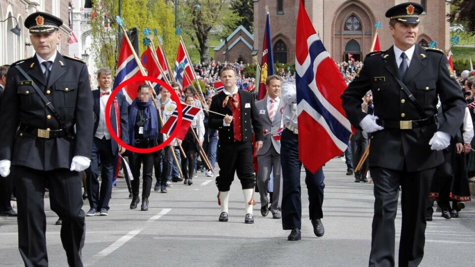 SIVILT POLITI: Den innringede kvinnen er en politibetjent i sivil, plassert blant byens viktigste politikere. Foran henne (t.v.) går Høyre-politiker Harald-Wessel Berg, i midten med flagg leder av 17.mai-komiteen og Frp-politiker Lavrans Kierulf, og helt til høyre bildet delvis skjult går ordfører Tore O. Hansen (H). Helt foran går politistasjonssjef Øyvind Aas (t.h.) og politimester Johan Brekke (t.v.) i full uniform. Disse var ikke bevæpnet.