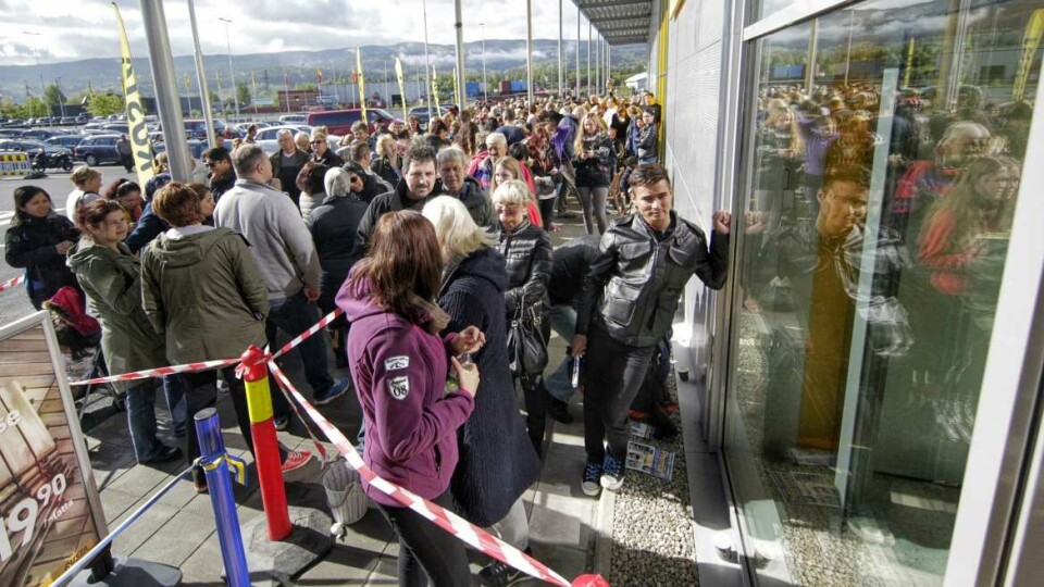 STILLE FØR STORMEN: Over 300 forventningsfulle kunder venter på klarsignalet for å bli «sluppet løs».