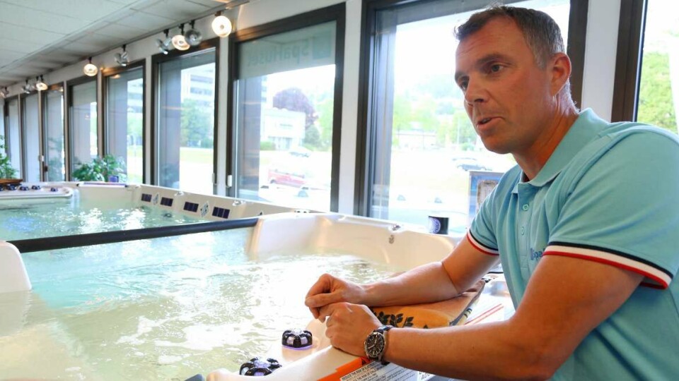 LUKSUS-SPA: Daglig leder Andreas Hartz på Spahuset viser frem en av toppmodellene med separat motstrømsbasseng til svømming og spa/massasje-avdeling.