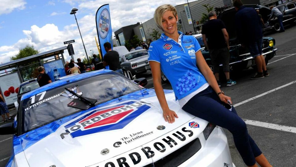 RACERFØRER: Heidi Frydenhaug foran sin DTC-bil på Gulskogen. Teamet er for tiden på jakt etter flere sponsorer.
