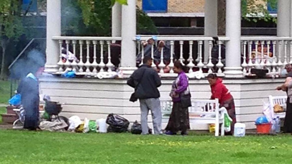 Dette synet møtte turgåere og andre i Byparken søndag ettermiddag: Grilling, kroppsvask, klesvask og søppel.
