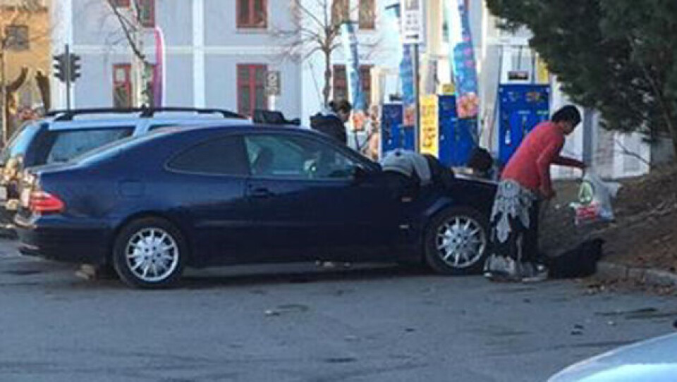 KOSTYME? Ifølge fotografen kom tiggerne i Mercedesen, og skiftet fra pene klær til «tiggerbekledning».FOTO: PRIVATHVA MENER DU OM SAKEN? DELTA I DEBATTEN UNDER!