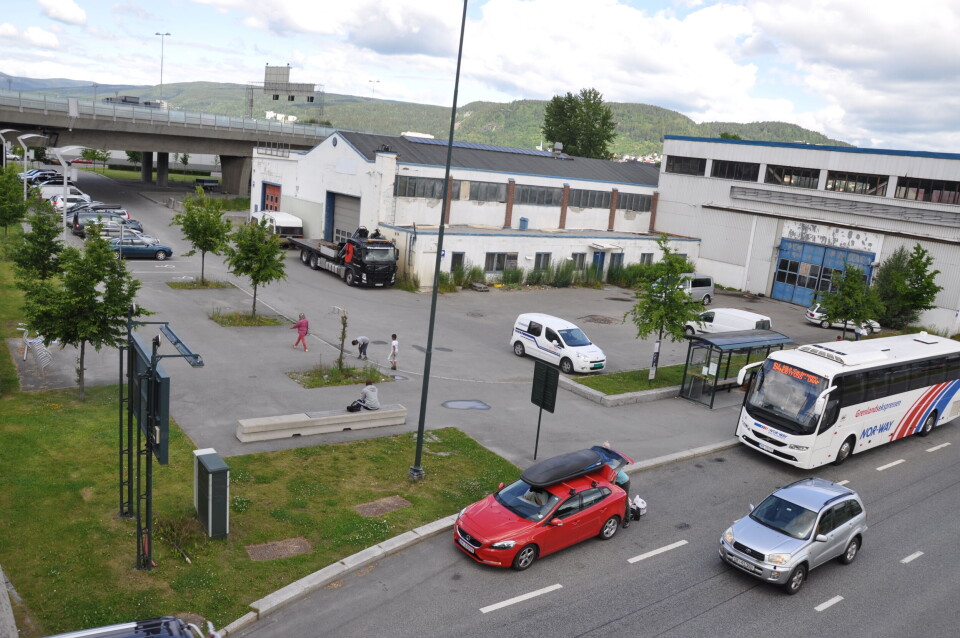 RIVES: Bygget i bakgrunnen skal rives og parkeringsplassene til venstre kan ikke benyttes i august.FOTO: KJELL WOLDFØLG DRAMMEN LIVE24 PÅ FACEBOOKTILBAKE TIL FORSIDEN