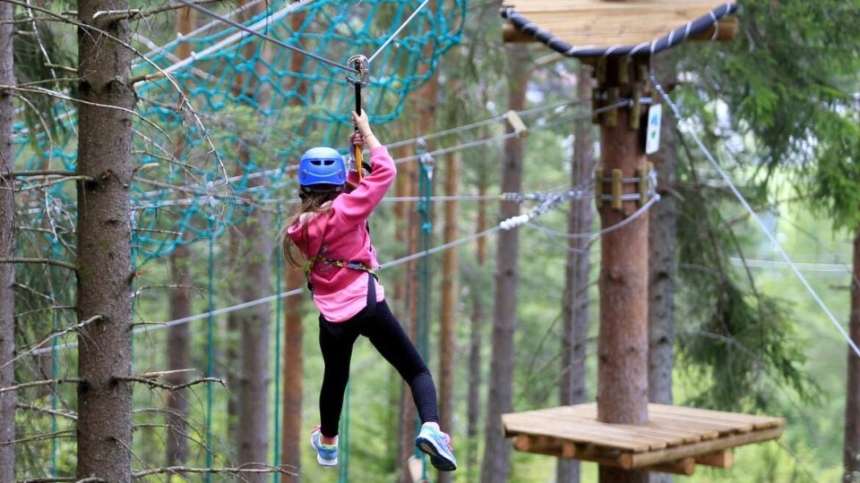TRIVDES I HØYDEN: Viktoria Bernhoff Hagen (8) svever over på ziplinen i en av de mer krevende løypene i parken.