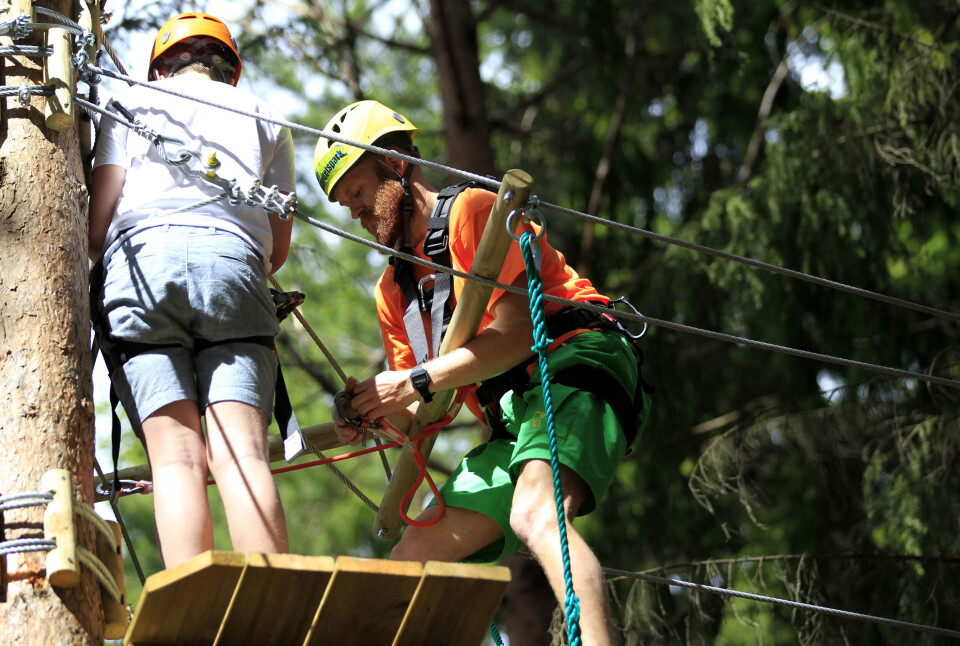 SIKKERHET I HØYSETET: Marius Haugen dobbeltsjekker at de besøkende er riktig sikret.