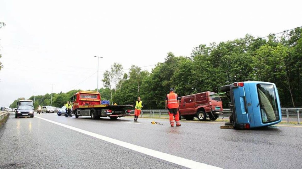 E18: Tilhenger med bil veltet