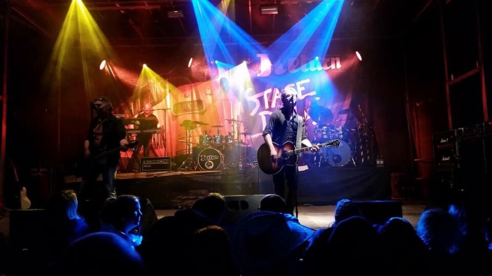 STAGE DOLLS: Serverte gamle slagere på rekke og rad.
