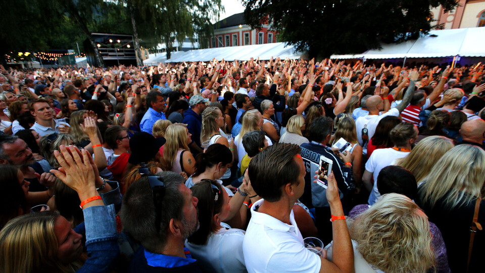 DRAMMEN: Hovedtrekkplasteret på årets Elvefestival var uten tvil poplegendene Roxette. Med store forventninger følger desto større fallhøyde, og det lovet ikke bra når vokalist Marie Fredriksson nærmest måtte bæres ut på scenen og ble plassert på en stol, hvor hun forøvrig ble sittende gjennom hele konserten.
