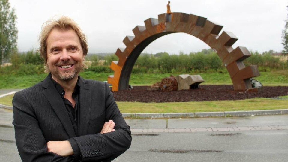 TIDKREVENDE: Tom Erik Andersen fra Drammen er glad dette prosjektet endelig er ferdig. Han har jobbet med kunstprosjektet i vel ett år.