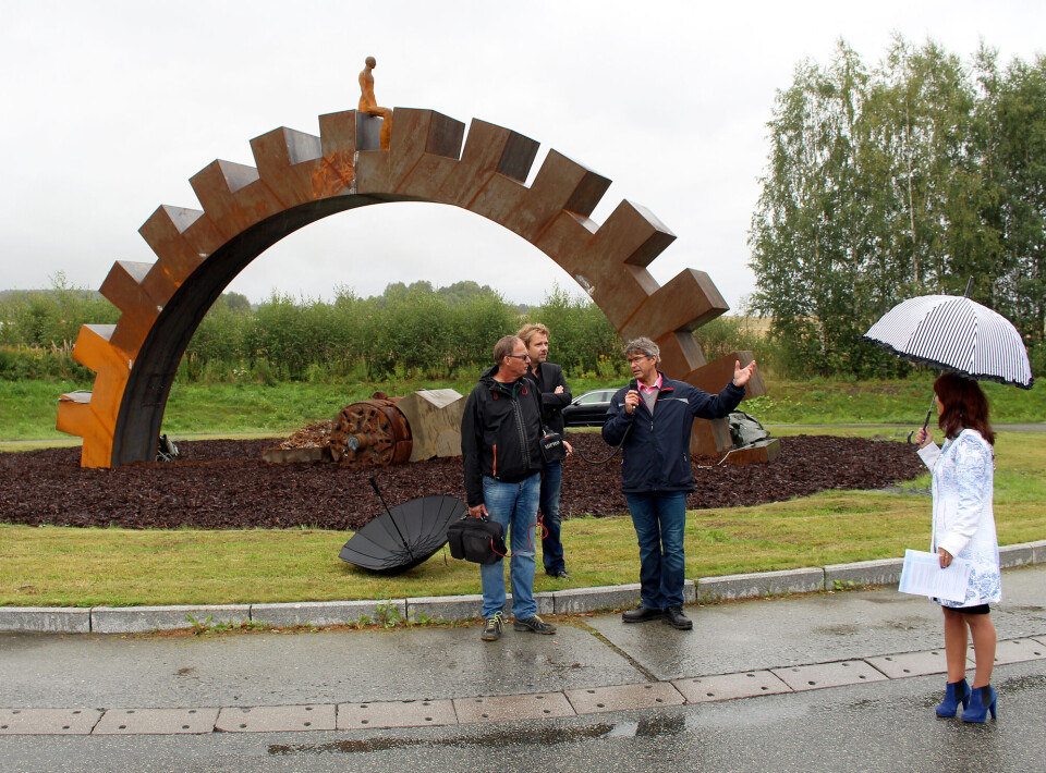 AVDUKET: Ordfører Ann Sire Fjerdingstad sammen med Ring Tore Teigen, «lydmannen» Ronny Steen og kunstner Tom Erik Andersen rett etter avdukingen kl. 11.00 i dagFOTO: ROY HANSEN / EIKERNYTT.NO