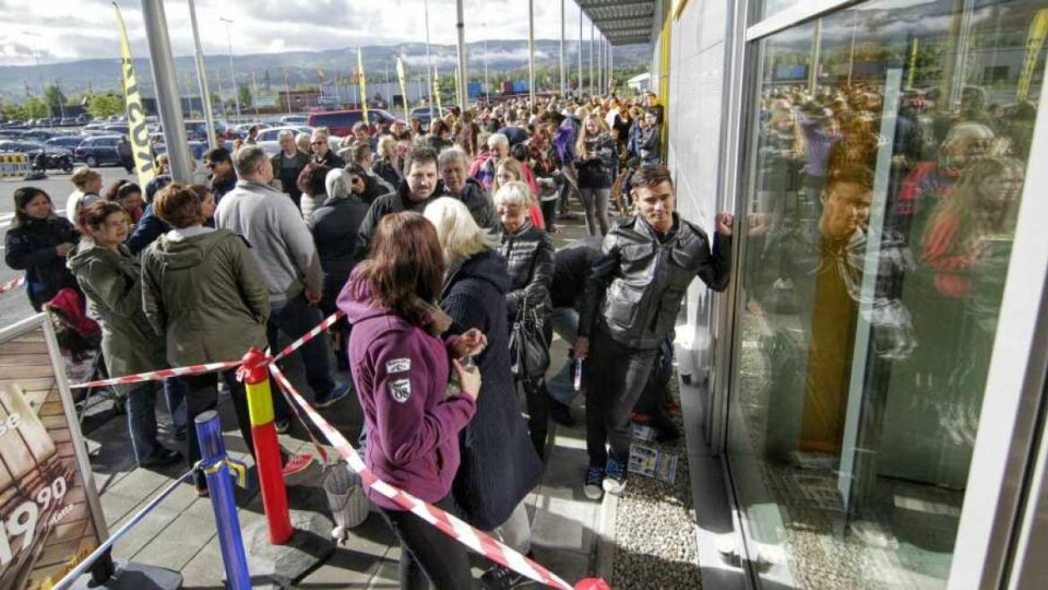 STILLE FØR STORMEN: Over 300 forventningsfulle kunder venter på klarsignalet for å bli «sluppet løs» under åpningen i Krokstadelva