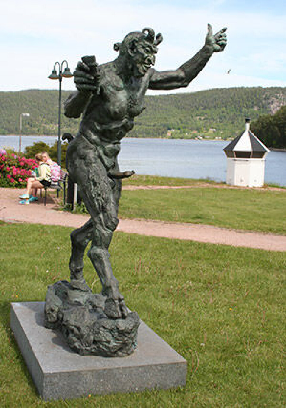 INNTAKT: Her er statuen før penis-skjendingen. FOTO: SVELVIK KOMMUNE