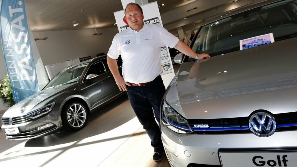 HAR TATT OVER VW-SKUTA: Marius Jagland Berntzen er nytilsatt som daglig leder ved Albjerk Lier. Her ved to av dagens mest populære modeller, E-Golf og nye Passat.