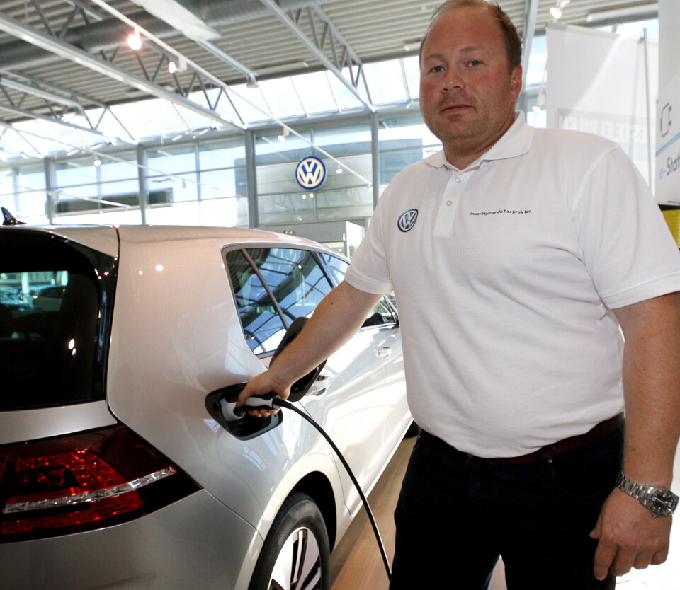 PÅ STRØM: Neste år kommer også Passat som ladbar hybrid. Den ventes å ta en stor andel Passat-salget, ifølge daglig leder Marius Jagland Kjeldsen ved Albjerk Lier.FOTO: ALEXANDER JANSEN / DRM24