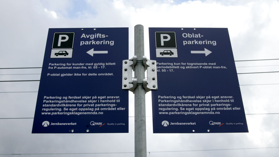 DRM24 har også fått flere tilbakemeldinger fra pendlere på at det råder rene «parkeringsanarkiet» på plassen, hvor folk tilsynelatende setter fra seg bilen helt tilfeldig.SMS-løsningen ble innført på alle stasjoner mellom Mjøndalen og Asker som en mer brukervennlig løsning og som et tiltak for at p-plassen blir forbeholdt pendlerne.KLAR TALE? Skiltingen er, ifølge enkelte, egnet til forvirring. Uansett innebærer den at det må betales. FOTO: JOAKIM FJELDLI / DRM24
