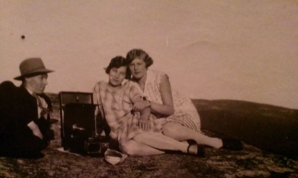 Originalen, som Skaret har fått fra Anne Berit Olsen: Mannspersonen på bildet er ukjent, kvinnen i midten er Olsens mor - Erika Olsen og til høyre i bildet sitter venninnen Ingrid.