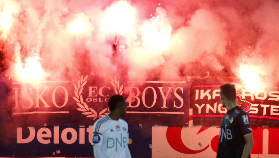 SPILLERNE REAGERTE: Spillere fra begge lag reagerte på den aggressive oppførselen fra Vålerenga-grupperingene.FOTO: ALEXANDER JANSEN / DRM24