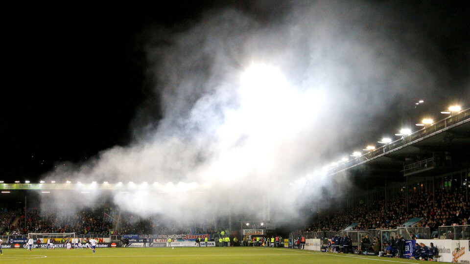 RØYKFYLLT: Marienlyst Stadion ble gjentatte ganger fylt med store mengder røyk etter VIF-supporternes ulovlige fyrverkeri.FOTO: ALEXANDER JANSEN