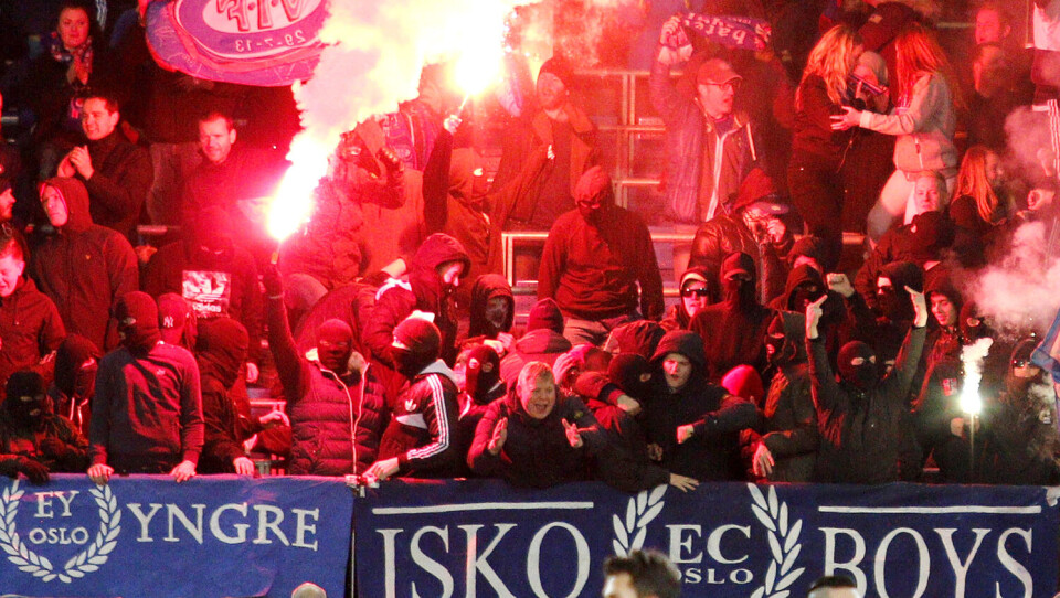 SMUGLER INN FYRVERKERI: Ifølge politiet på stadion smugler supporterne inn det ulovlige fyrverkeriet til tross for sjekk.FOTO: ALEXANDER JANSEN