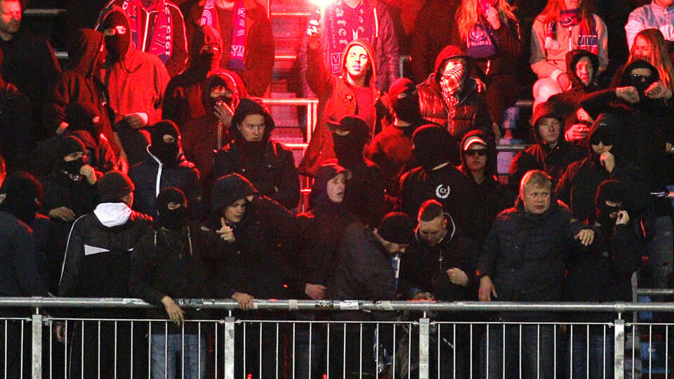 PAKKET NED EFFEKTENE: Personene Vålerenga omtaler som fotballpøbler pakket ned effektene sine mot slutten av kampen.FOTO: ALEXANDER JANSEN / DRM24
