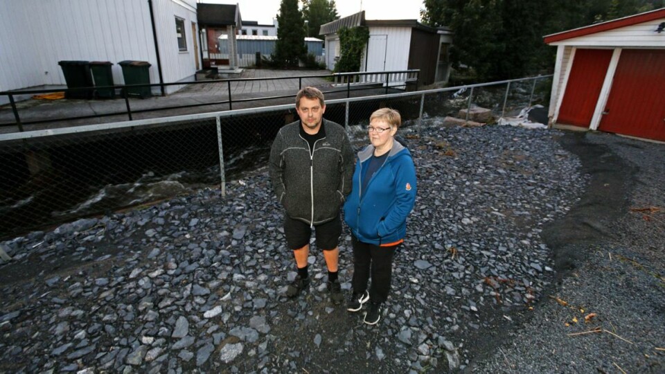 TRUET AV VANNMASSENE: Storflommen i september gravde seg langt inn på tomta til huset som Jon Vilberg og Gudny Isaksdottir leier.