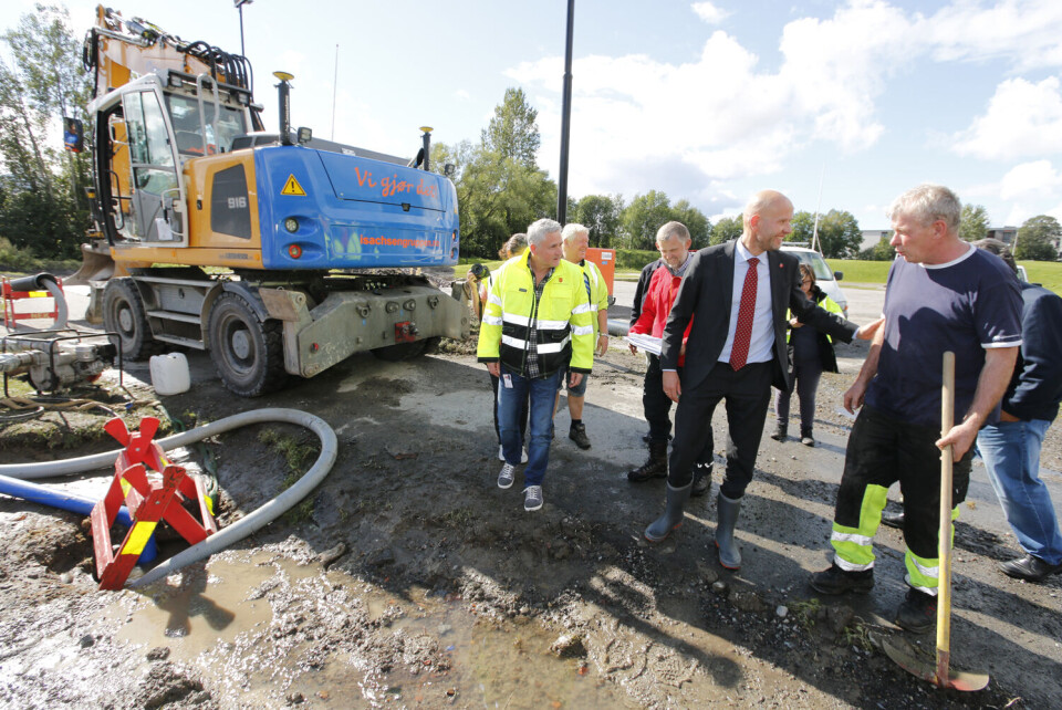 FLOMSIKRING: Her fra da statsråd Tord Lien var på befaring i høst. Nå skal området flomsikres for 30 millioner.FOTO: ALEXANDER JANSEN