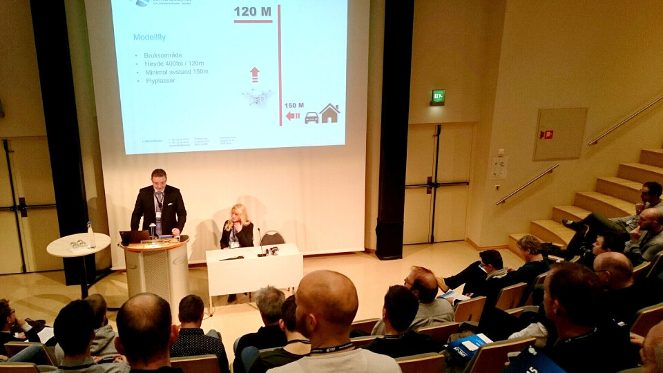 NY FORSKRIFT: Flyoperative inspektører i Luftfartstilsynet, Vitaliy Slettevoll og Bente Heggedal, kunne tirsdag presentere den nye RPAS-forskriften under UNC15-konferansen i Oslo.FOTO: JOAKIM FJELDLI / DRM24