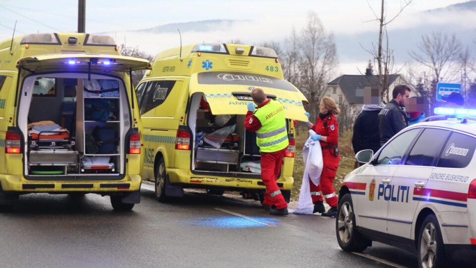 ALVORLIGE SKADER: En mann pådro seg alvorlige skader i krasjlandingen, og ble kjørt til sykehus med ambulanse.