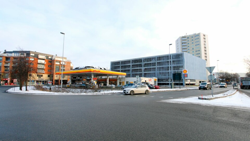 OPPHØRER: Dagens rundkjøring utenfor Shell opphører. Isteden kommer lyskryss med fotgjengerovergang.FOTO: ALEXANDER JANSEN / DRM24